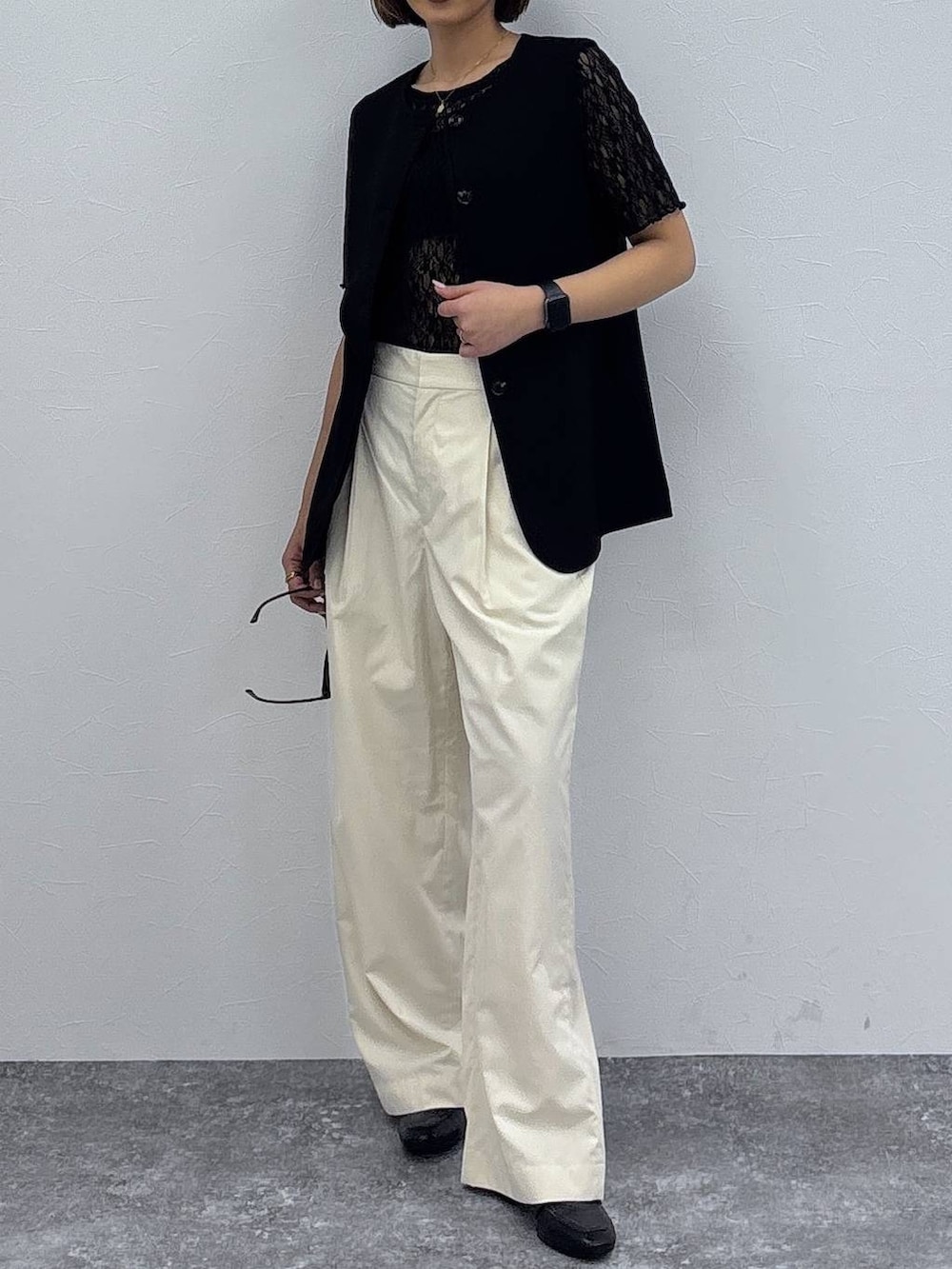 ブラック系のローファー、ブラック系のTシャツ/カットソー、ゴールド系のネックレスを着用したレディースの春コーディネートの2枚目の写真