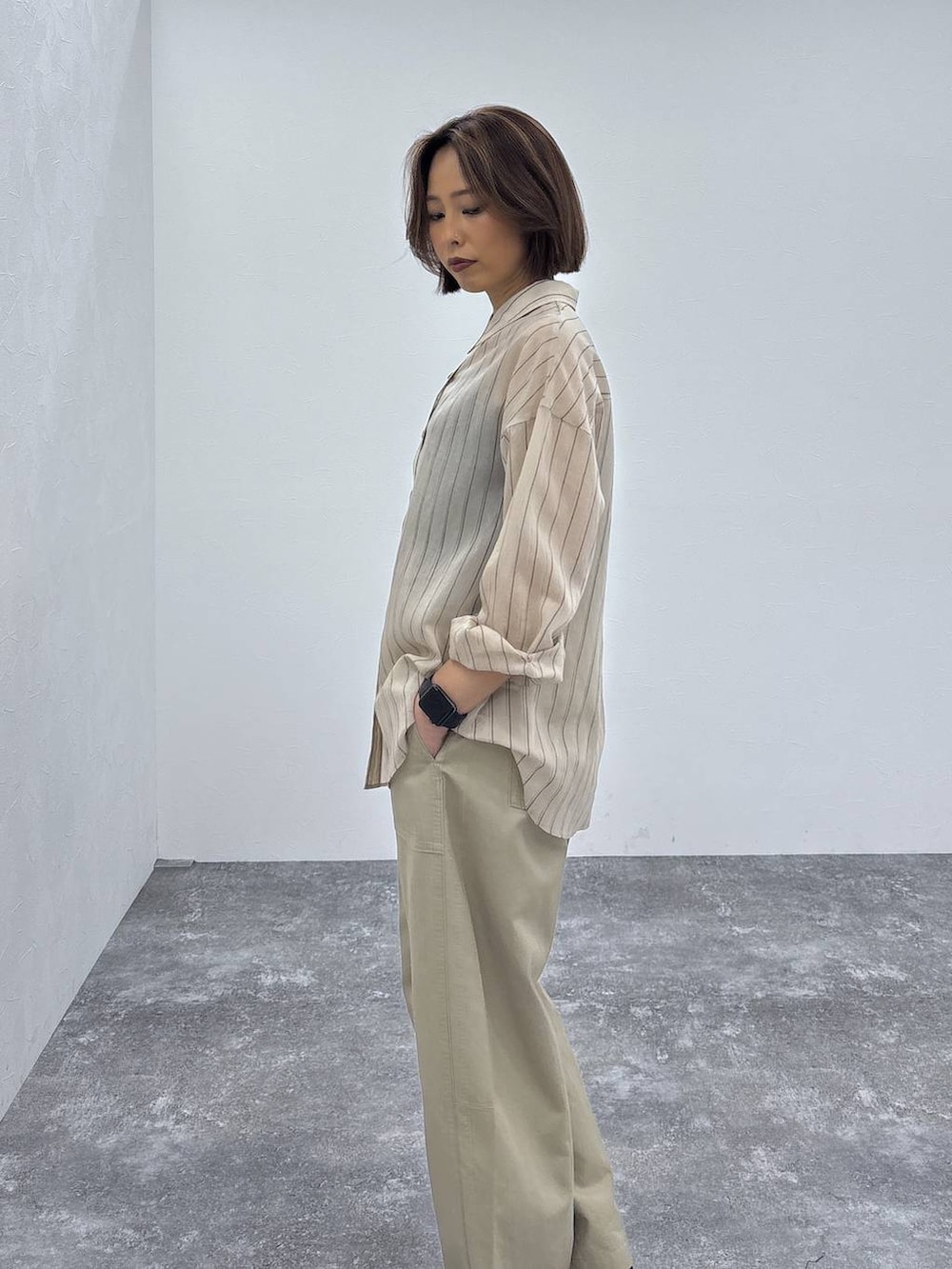 ブラック系のキャミソール、ベージュ系のその他パンツ、ブラック系のパンプスを着用したレディースの春コーディネートの2枚目の写真