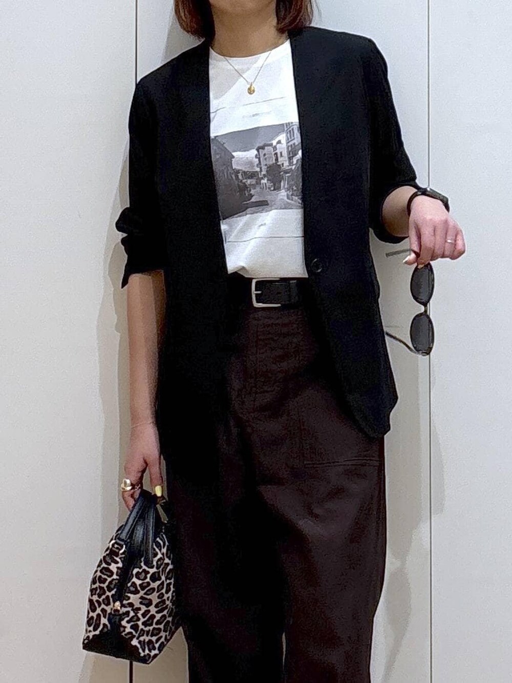 ブラック系のローファー、その他のショルダーバッグ、ブラック系のノーカラージャケットを着用したレディースの春コーディネートの6枚目の写真