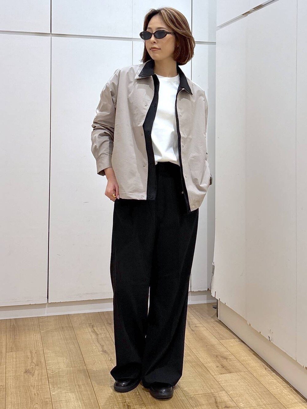 ブラック系のその他パンツ、ブラック系のブルゾン、ベージュ系のブルゾンを着用したレディースの春コーディネートの5枚目の写真