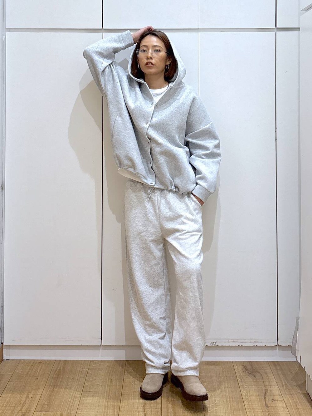 ホワイト系のTシャツ/カットソー、ベージュ系のブーツ、グレー系のブルゾンを着用したレディースの秋コーディネートの2枚目の写真