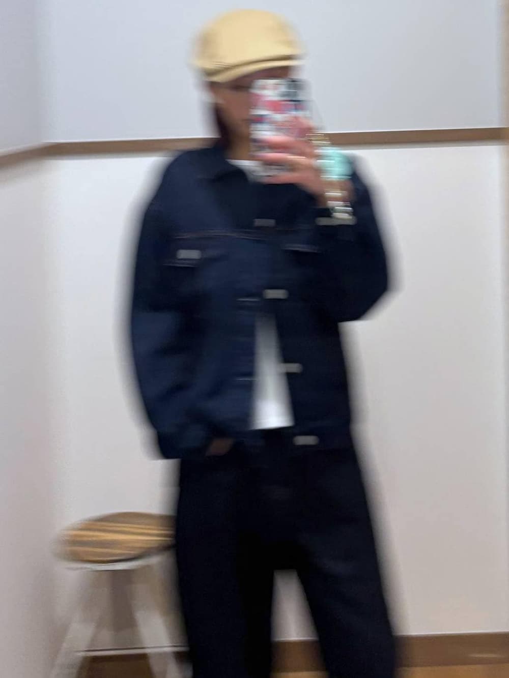 ベージュ系のローファー、ブルー系のデニムパンツ、ブルー系のデニムジャケットを着用したレディースの春コーディネートの5枚目の写真