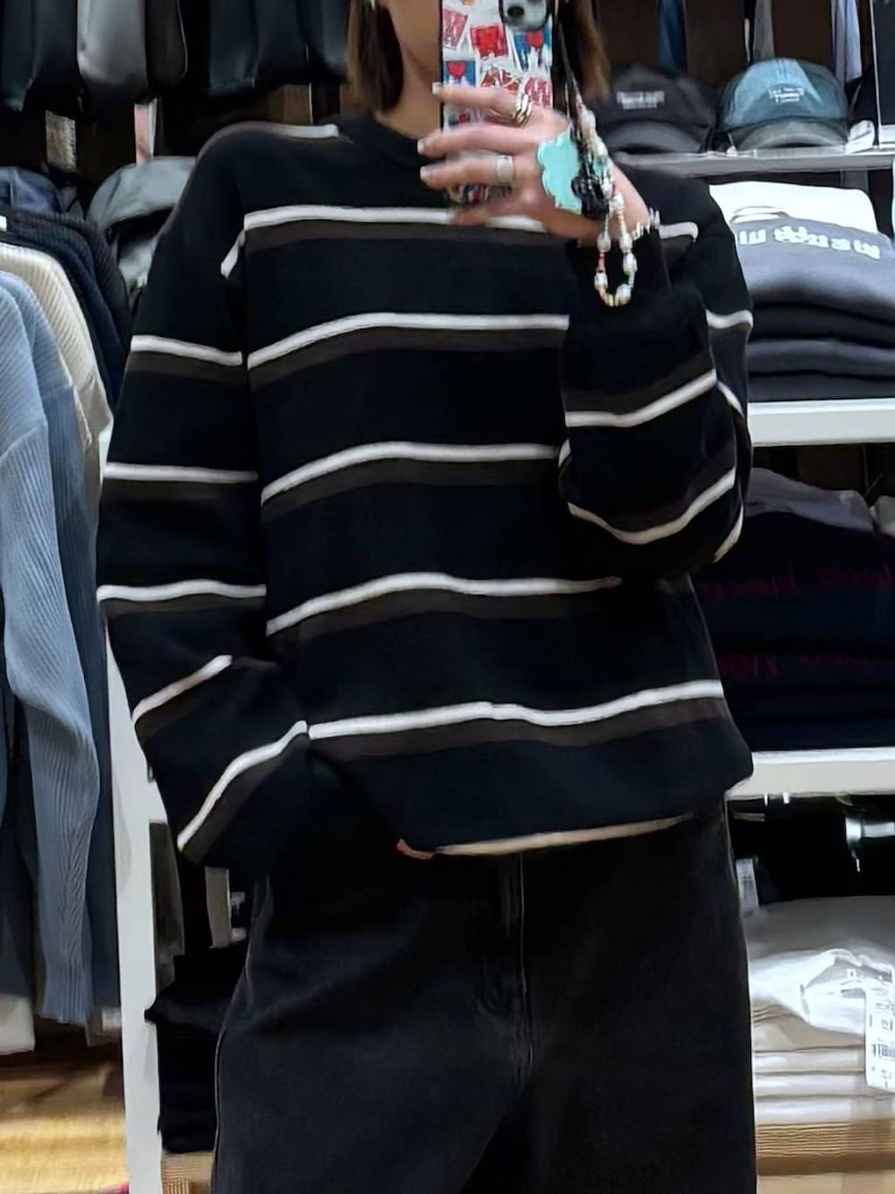 ブラック系のデニムパンツ、ベージュ系のローファーを着用したレディースの冬コーディネートの4枚目の写真