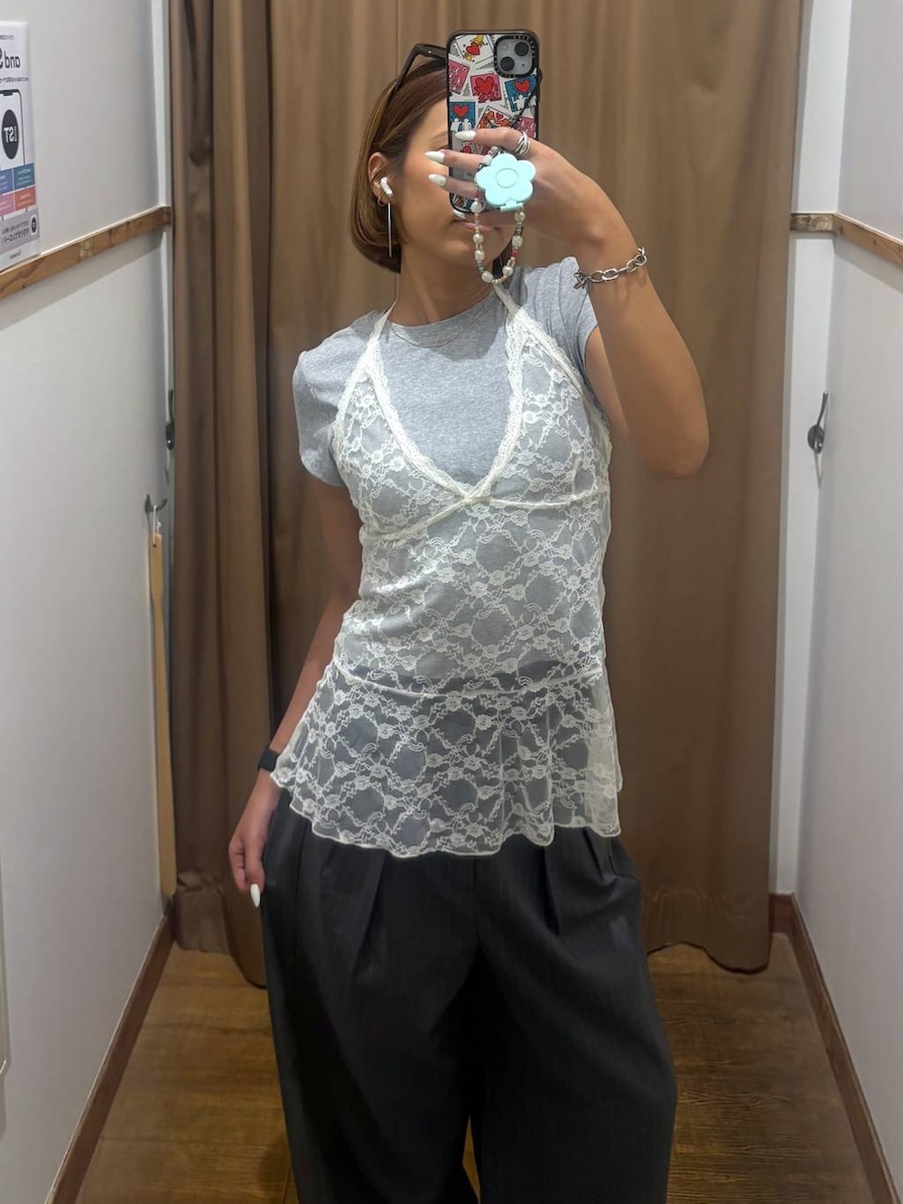 グレー系のその他パンツを着用したレディースの夏コーディネートの3枚目の写真
