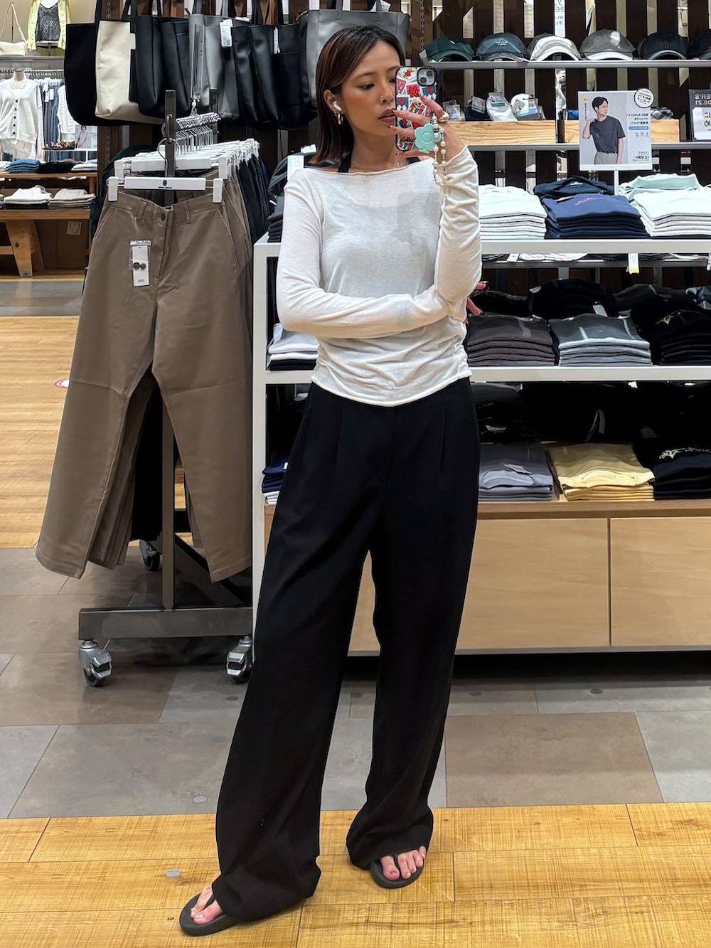 ブラック系のその他パンツ、ブラック系のサンダルを着用したレディースの夏コーディネートの2枚目の写真