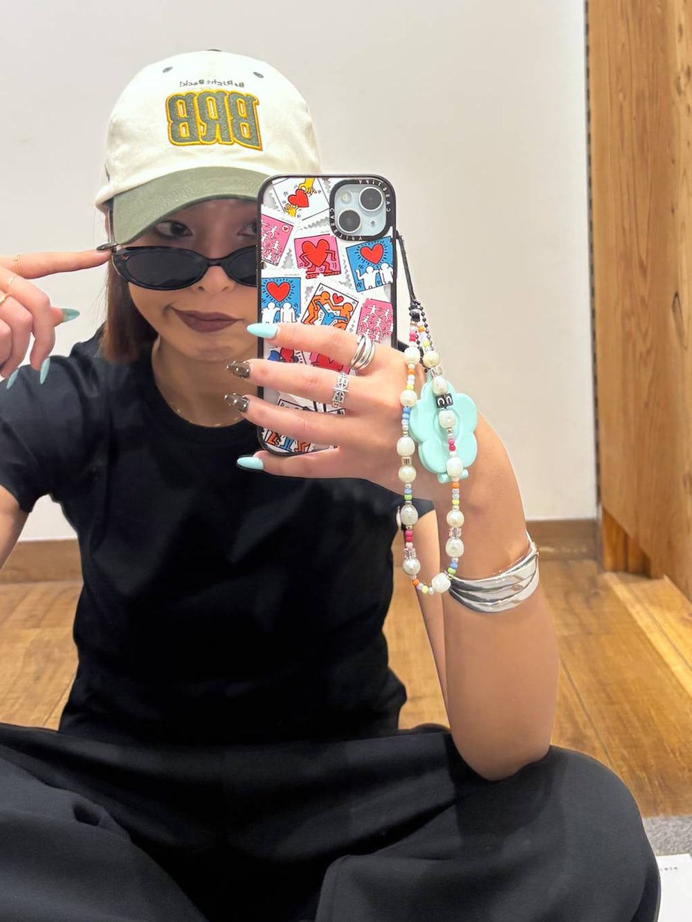 ブラック系のTシャツ/カットソー、ブラック系のその他パンツを着用したレディースの春コーディネートの5枚目の写真