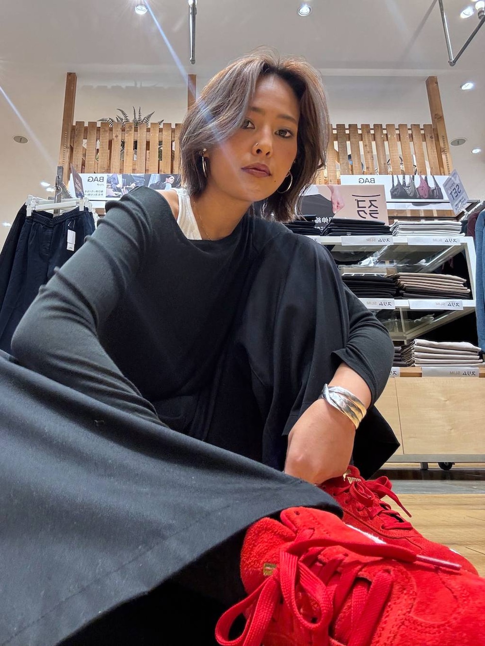 ブラック系のTシャツ/カットソー、ブラック系のその他パンツを着用したレディースの秋コーディネートの2枚目の写真