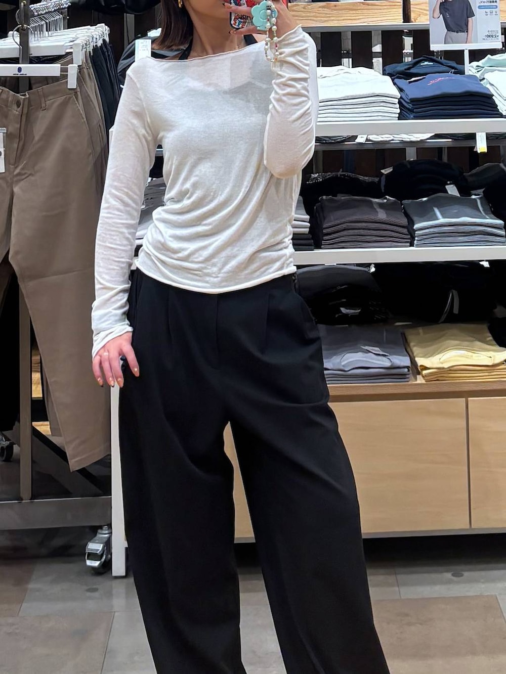 ブラック系のその他パンツ、ブラック系のサンダルを着用したレディースの夏コーディネートの3枚目の写真
