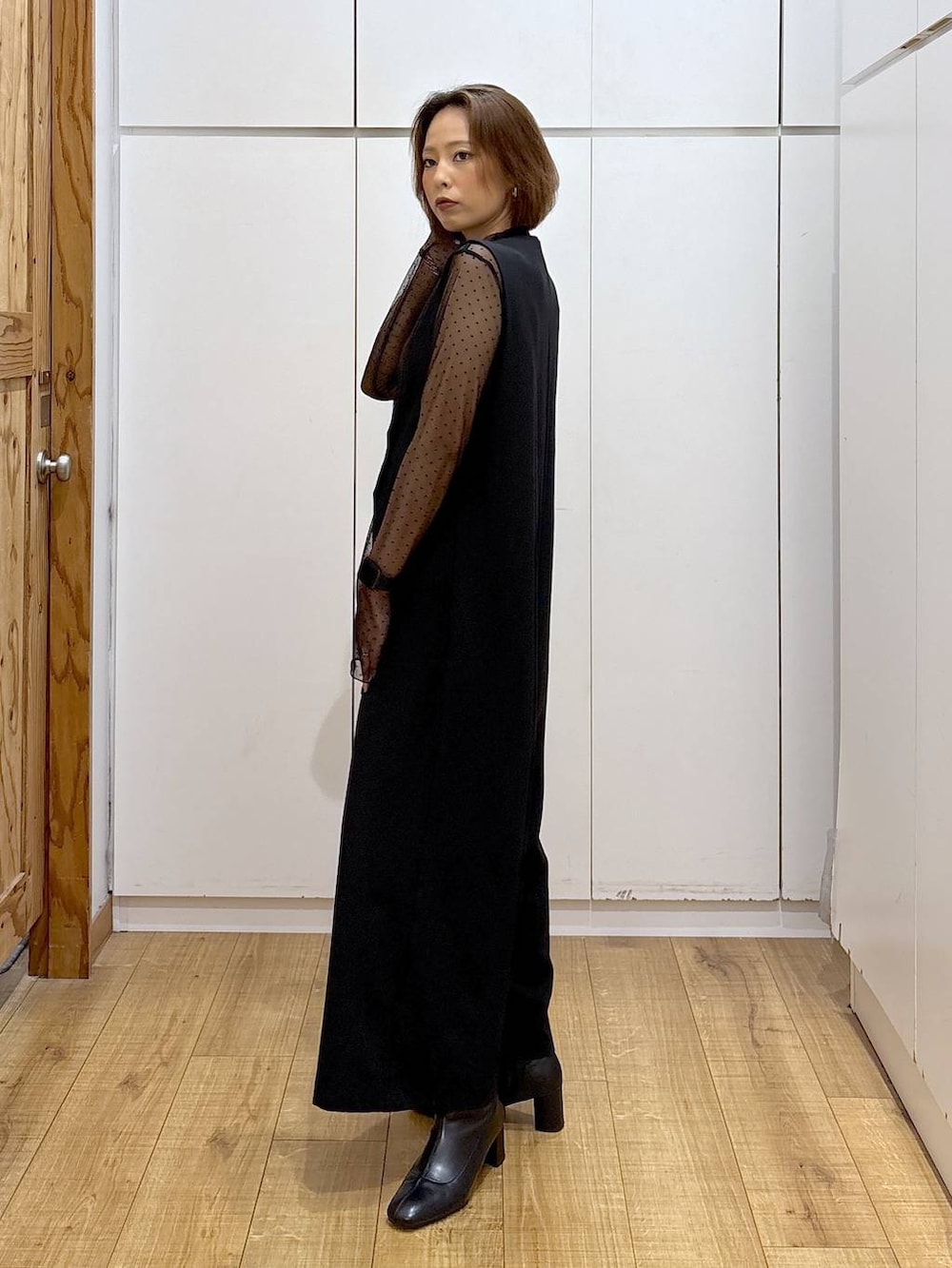 ブラック系のTシャツ/カットソー、ブラック系のブーツ、ブラック系のつなぎ/オールインワンを着用したレディースの秋コーディネートの3枚目の写真