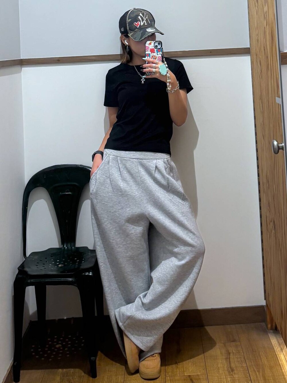 ブラック系のTシャツ/カットソー、グレー系のその他パンツを着用したレディースの夏コーディネートの10枚目の写真