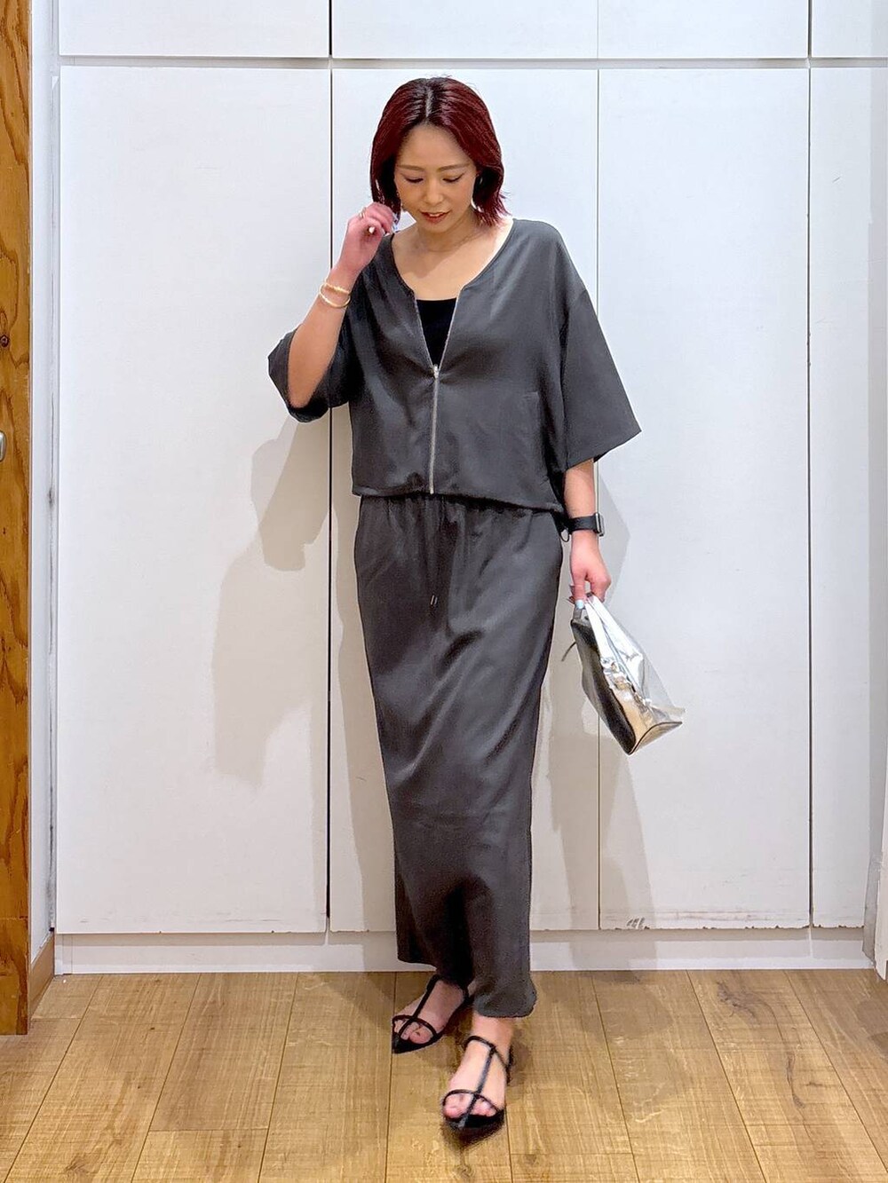 「体型カバー、高見え、高身長、ママコーデ、骨格ストレート、GLOBAL WORK、着痩せ・細見え」｜「GLOBAL WORKのスペ軽お財布ショルダー/132336（ショルダーバッグ、シルバー系）」を使った、ココさん（レディース・165cm）の春コーディネートの4枚目の写真