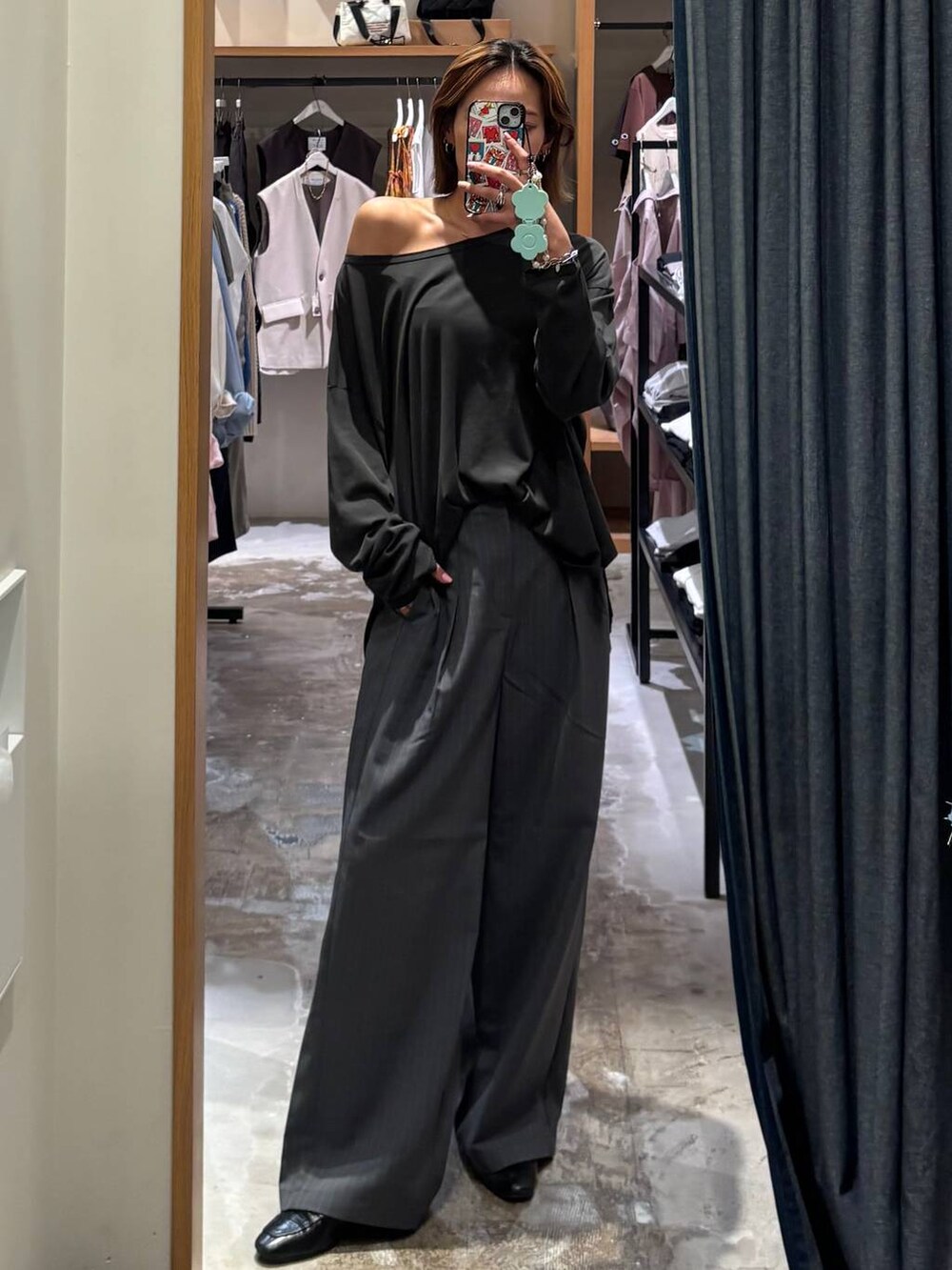 ブラック系のローファー、グレー系のその他パンツ、グレー系のTシャツ/カットソーを着用したレディースの春コーディネートの3枚目の写真