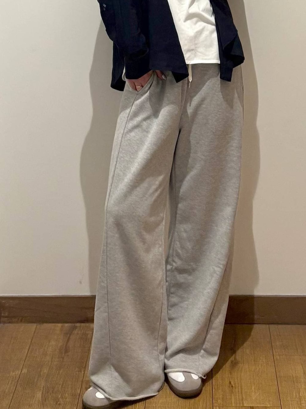 ブルー系のシャツ/ブラウス、グレー系のスウェットパンツ、その他のタンクトップを着用したレディースの春コーディネートの3枚目の写真