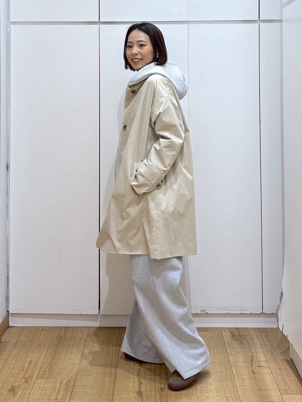 ブラウン系のスニーカー、ピンク系のシャツ/ブラウス、ベージュ系のステンカラーコートを着用したレディースの冬コーディネートの6枚目の写真