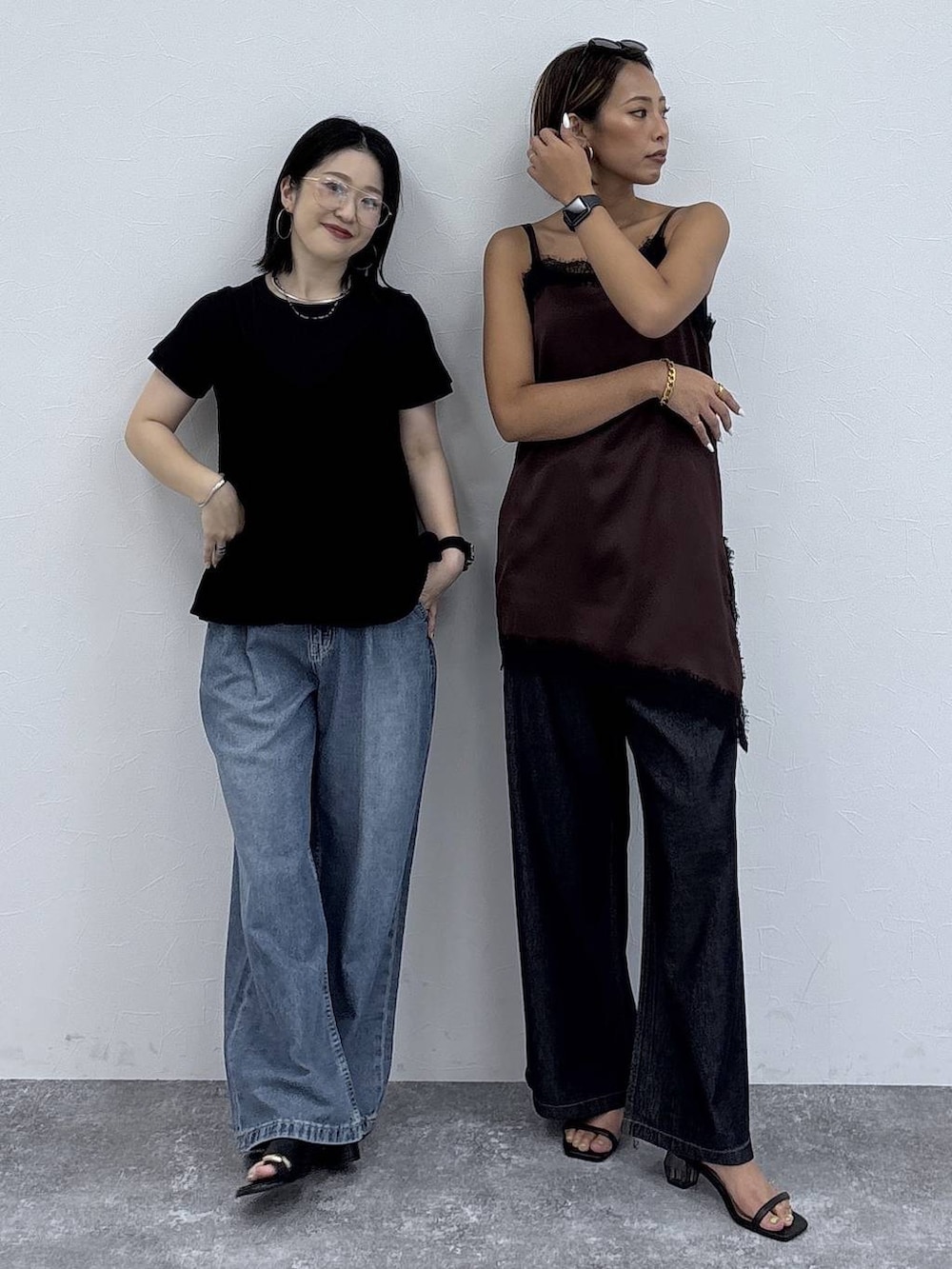 ブラック系のサンダル、ブラック系のベスト、ブラック系のTシャツ/カットソーを着用したレディースの夏コーディネートの5枚目の写真