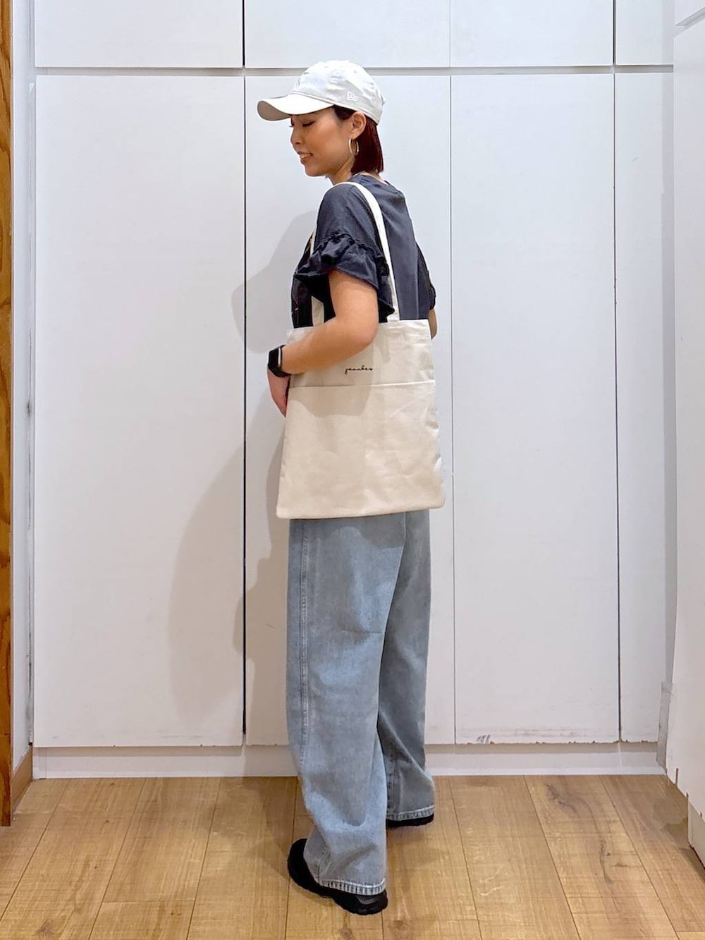 「体型カバー、高見え、高身長、ママコーデ、骨格ストレート、GLOBAL WORK、着痩せ・細見え」|「GLOBAL WORKのGOODデニムバギーパンツ/118365(デニムパンツ、ブルー系)」を使った、ココさん(レディース・165cm)の春コーディネートの3枚目の写真
