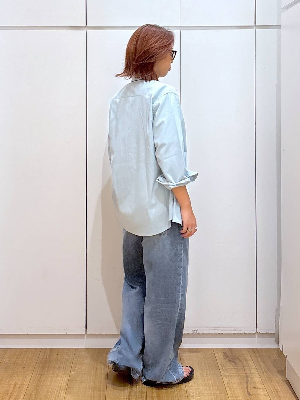 ホワイト系のTシャツ/カットソー、グリーン系のシャツ/ブラウス、ブラック系のサンダルを着用したレディースの夏コーディネートの3枚目の写真