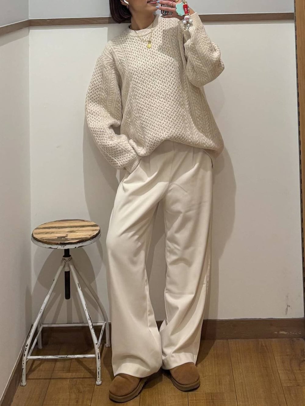 ホワイト系のニット/セーター、グレー系のその他パンツを着用したレディースの冬コーディネートの2枚目の写真