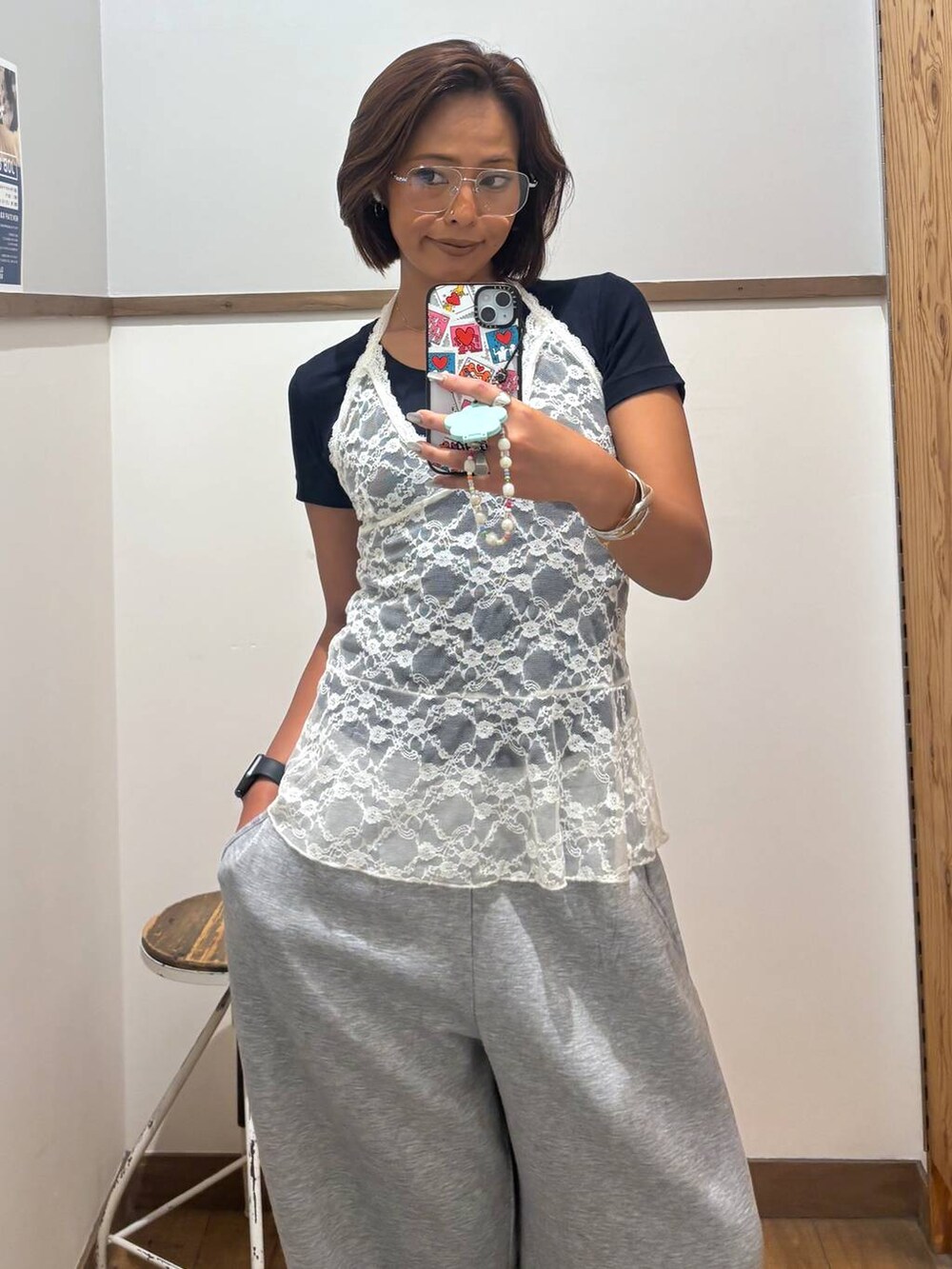 グレー系のその他パンツ、シルバー系のサンダル、ホワイト系のメガネを着用したレディースの夏コーディネートの4枚目の写真