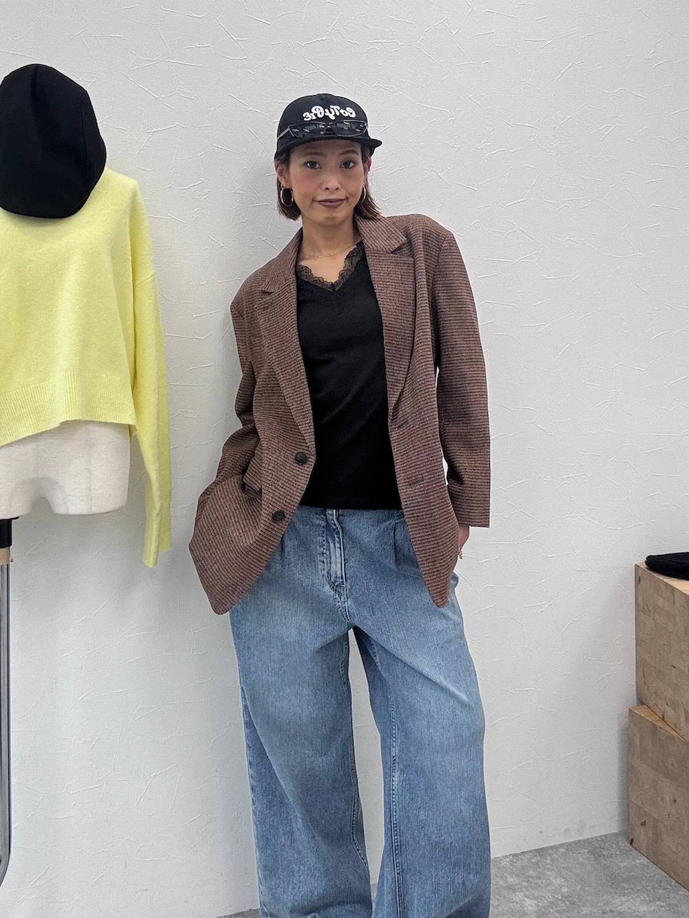 ブラウン系のローファー、ブラウン系のテーラードジャケット、ブラック系のTシャツ/カットソーを着用したレディースの秋コーディネートの2枚目の写真