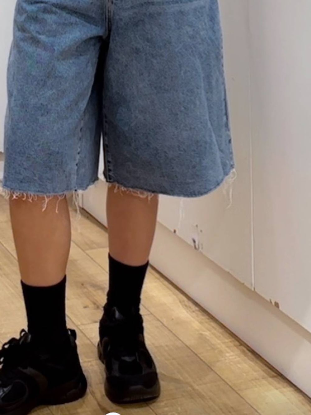 ブルー系のデニムパンツ、ブラウン系のTシャツ/カットソーを着用したレディースの春コーディネートの6枚目の写真