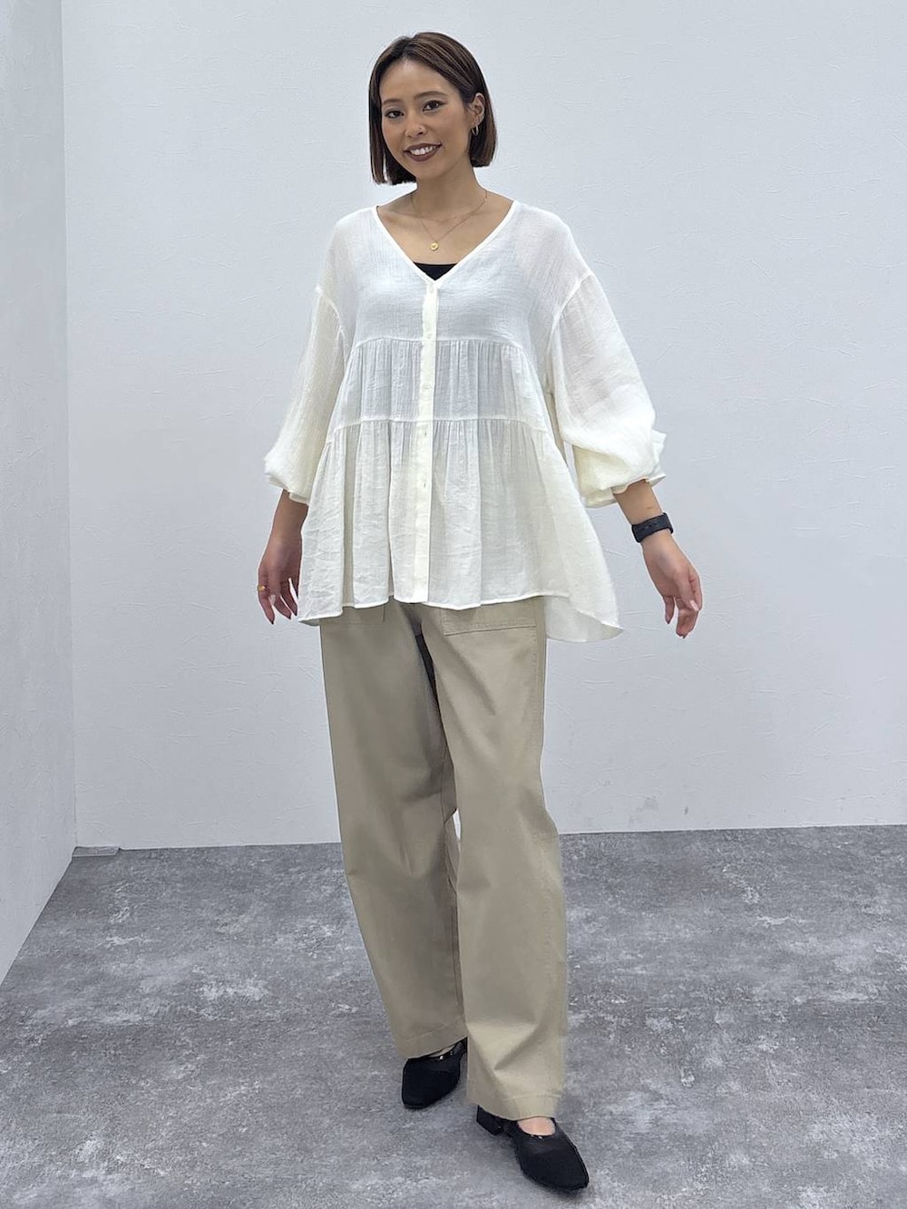 ブラック系のキャミソール、ベージュ系のその他パンツ、ブラック系のパンプスを着用したレディースの春コーディネートの2枚目の写真