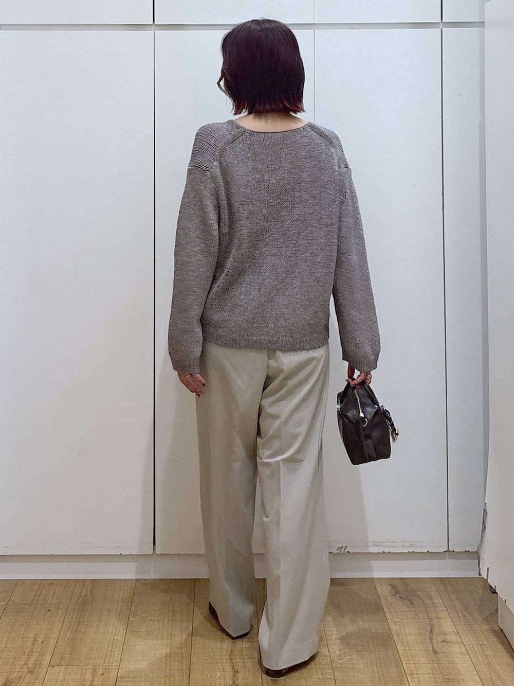 その他のパンプス、ベージュ系のスラックス、ブラウン系のボストンバッグを着用したレディースの春コーディネートの5枚目の写真