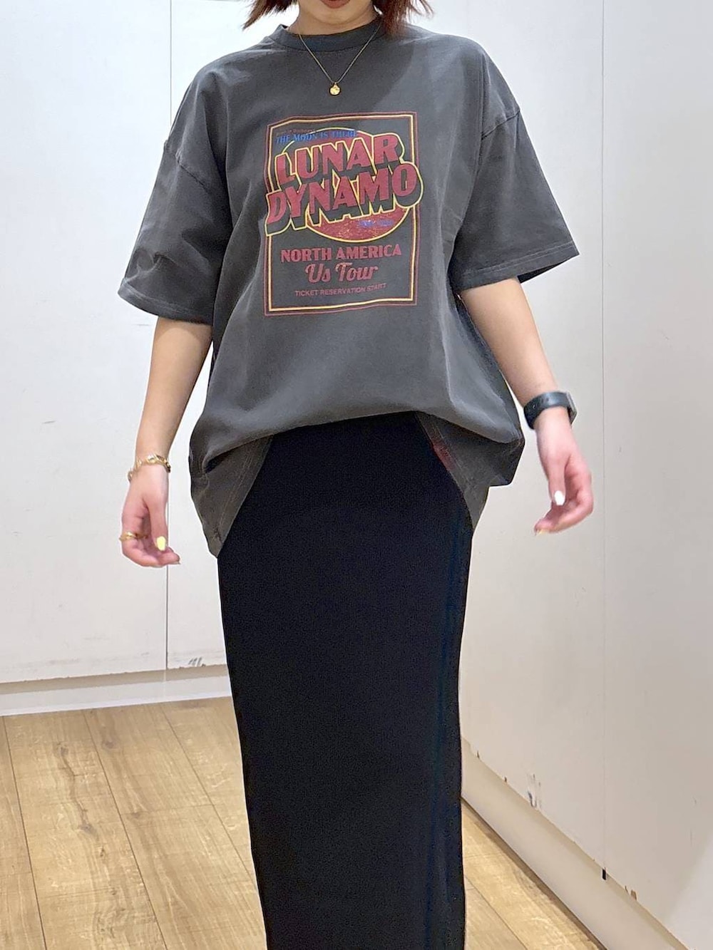 ブラウン系のテーラードジャケット、ブラック系のスカート、ゴールド系のネックレスを着用したレディースの春コーディネートの7枚目の写真