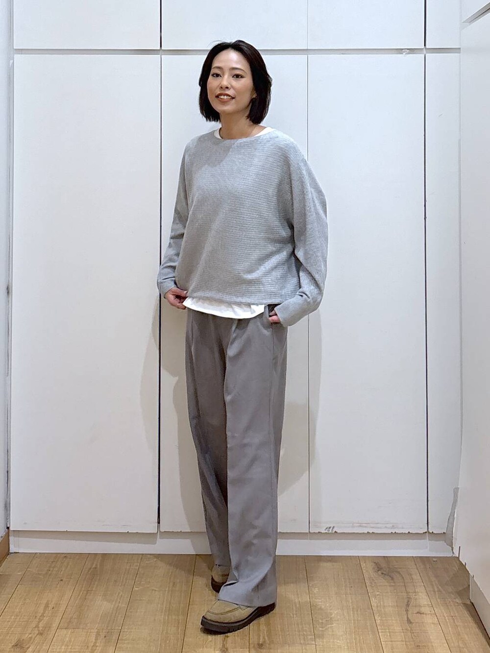 ベージュ系のローファー、グレー系のその他パンツ、ホワイト系のTシャツ/カットソーを着用したレディースの秋コーディネートの3枚目の写真