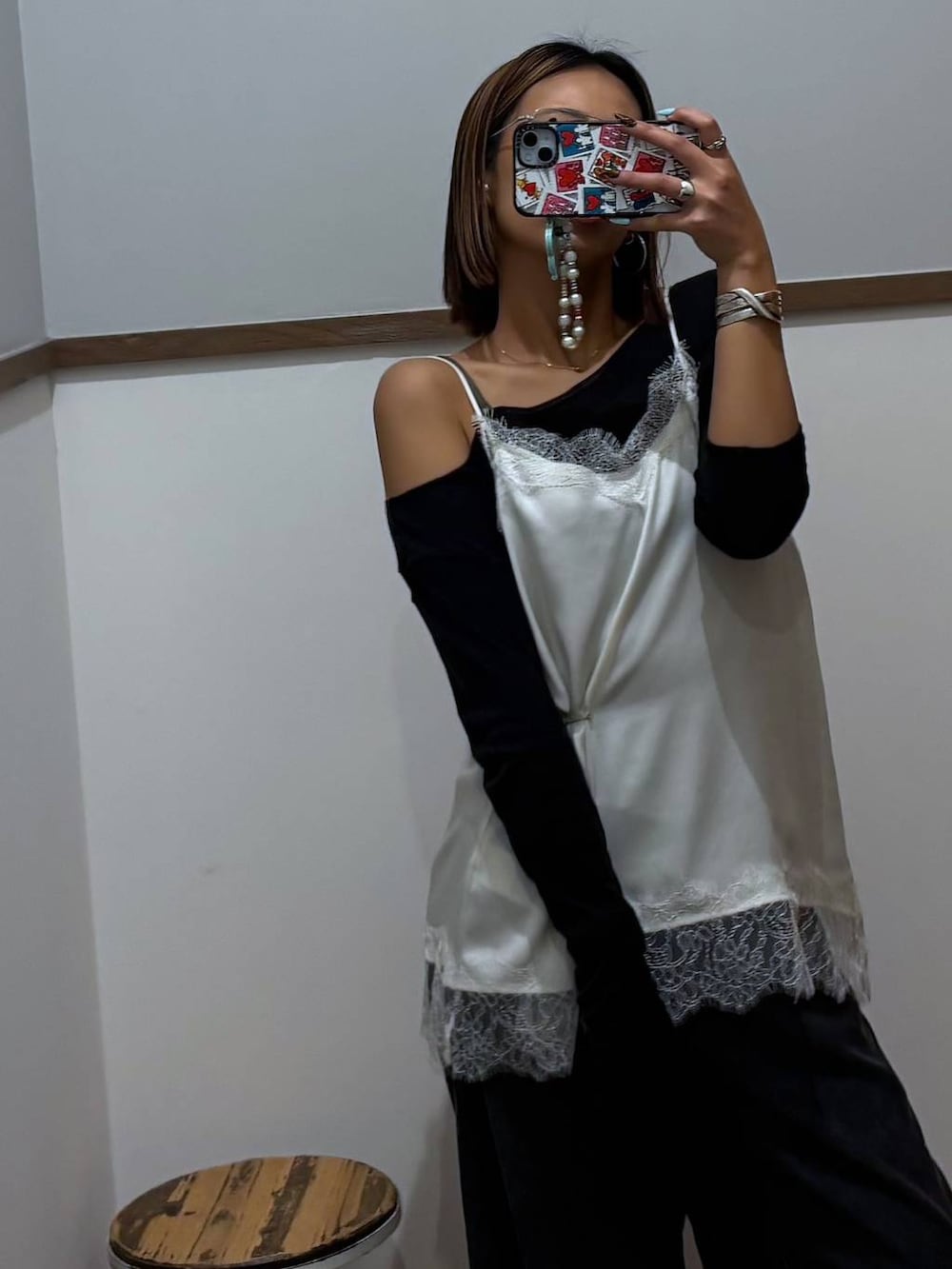ブラック系のデニムパンツ、ホワイト系のキャミソール、ホワイト系のメガネを着用したレディースの春コーディネートの5枚目の写真