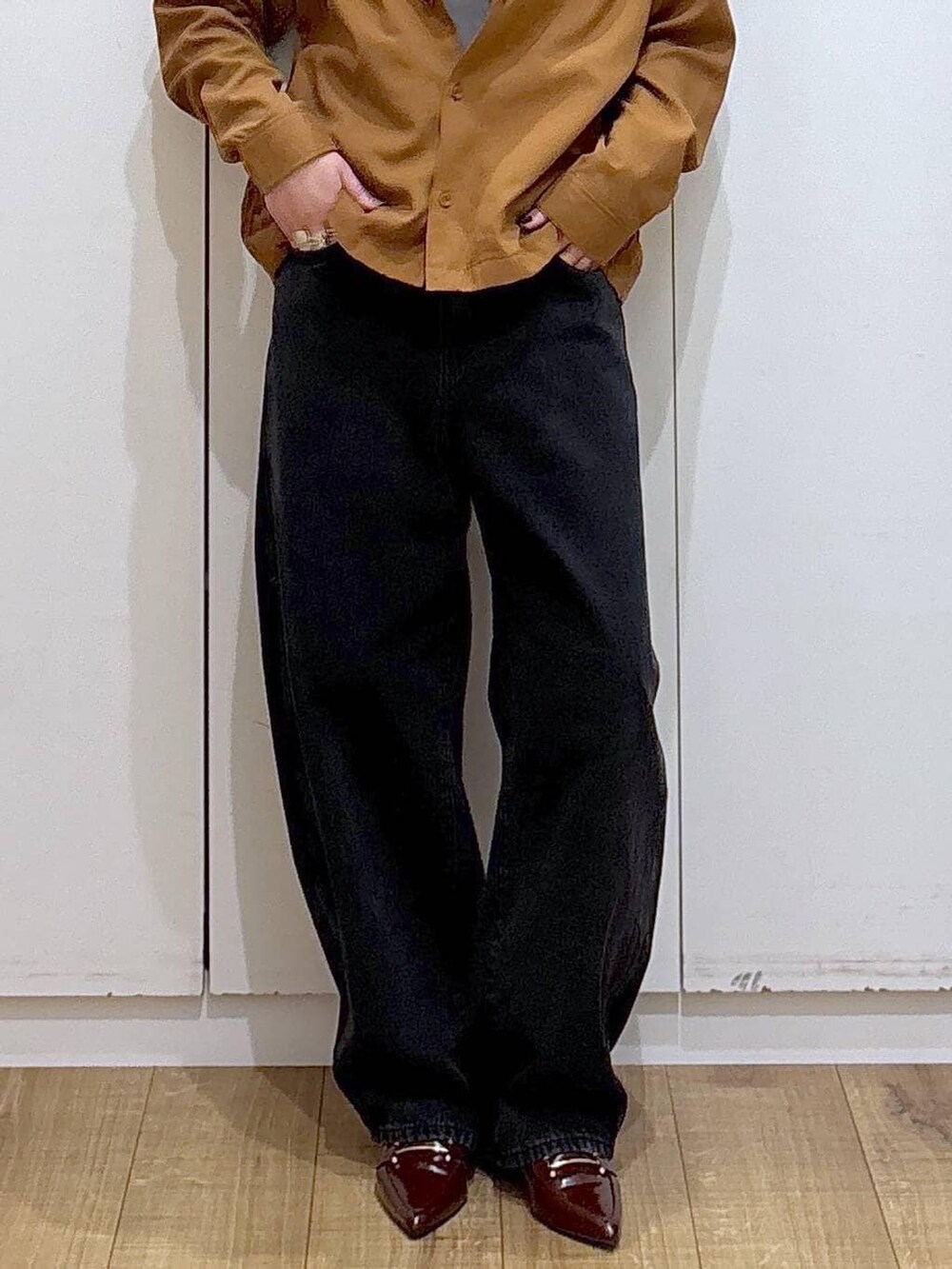 ブラック系のデニムパンツ、ブラウン系のシャツ/ブラウス、ブラウン系のローファーを着用したレディースの春コーディネートの3枚目の写真