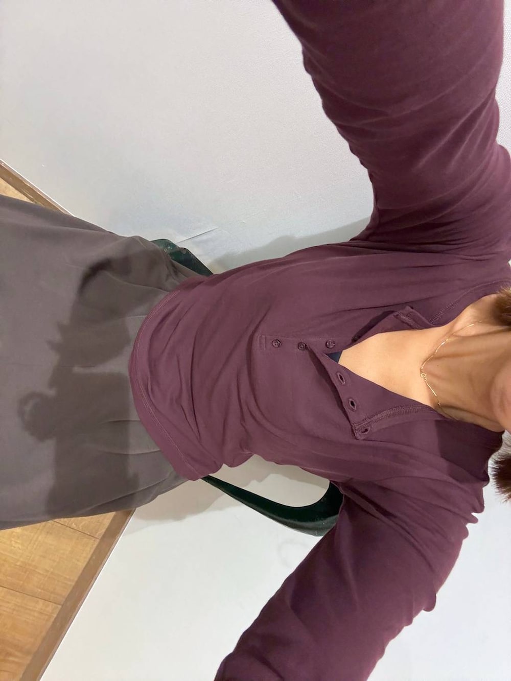 レッド系のTシャツ/カットソー、ブラック系のキャミソール、ブラウン系のその他パンツを着用したレディースの夏コーディネートの4枚目の写真