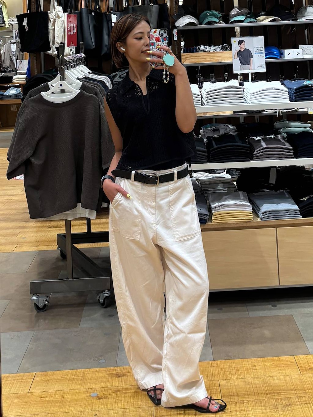 ブラック系のキャミソール、ベージュ系のその他パンツ、ブラック系のベストを着用したレディースの夏コーディネートの2枚目の写真