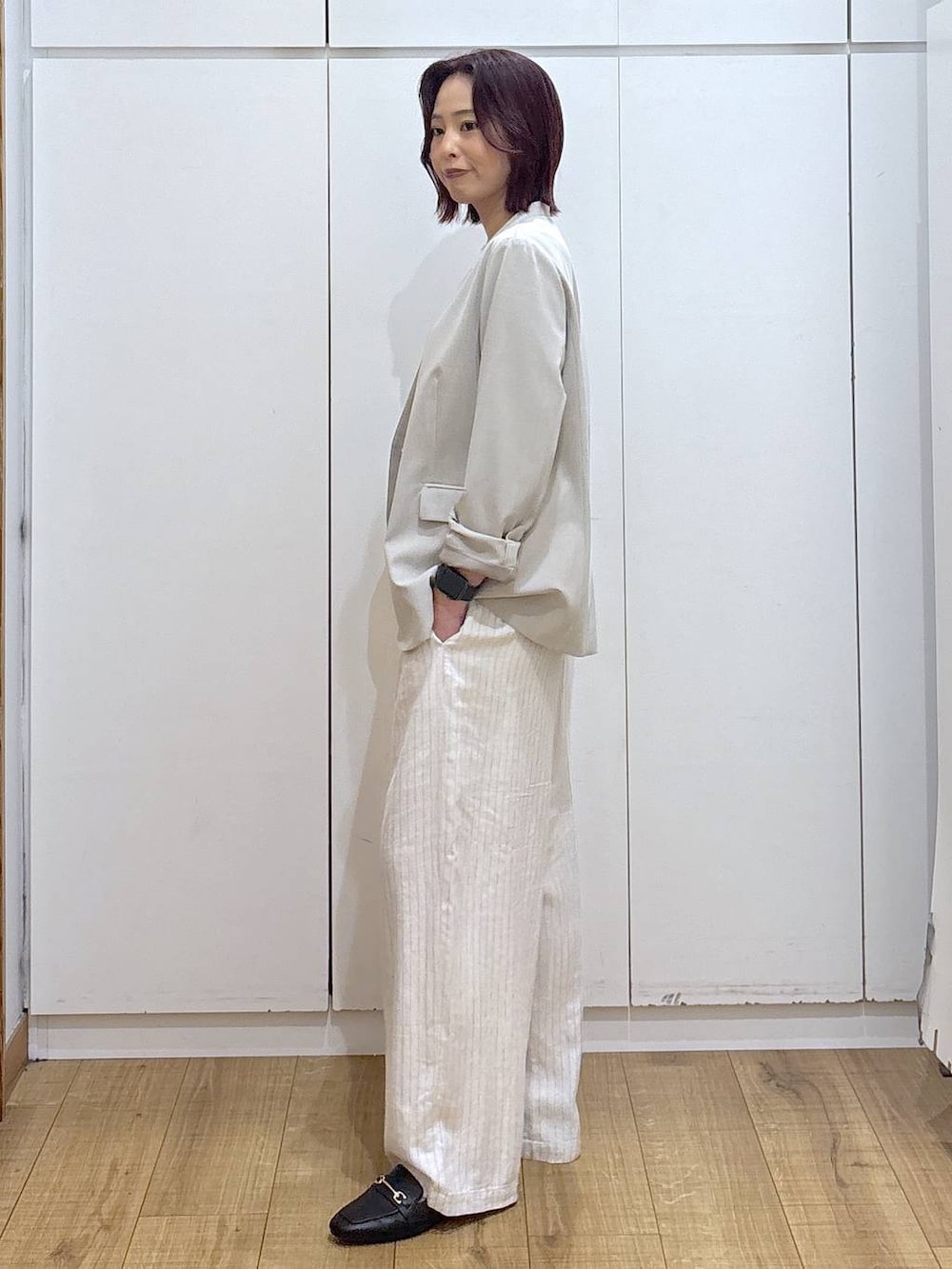 ブラック系のローファー、ベージュ系のノーカラージャケット、ベージュ系のその他パンツを着用したレディースの春コーディネートの4枚目の写真