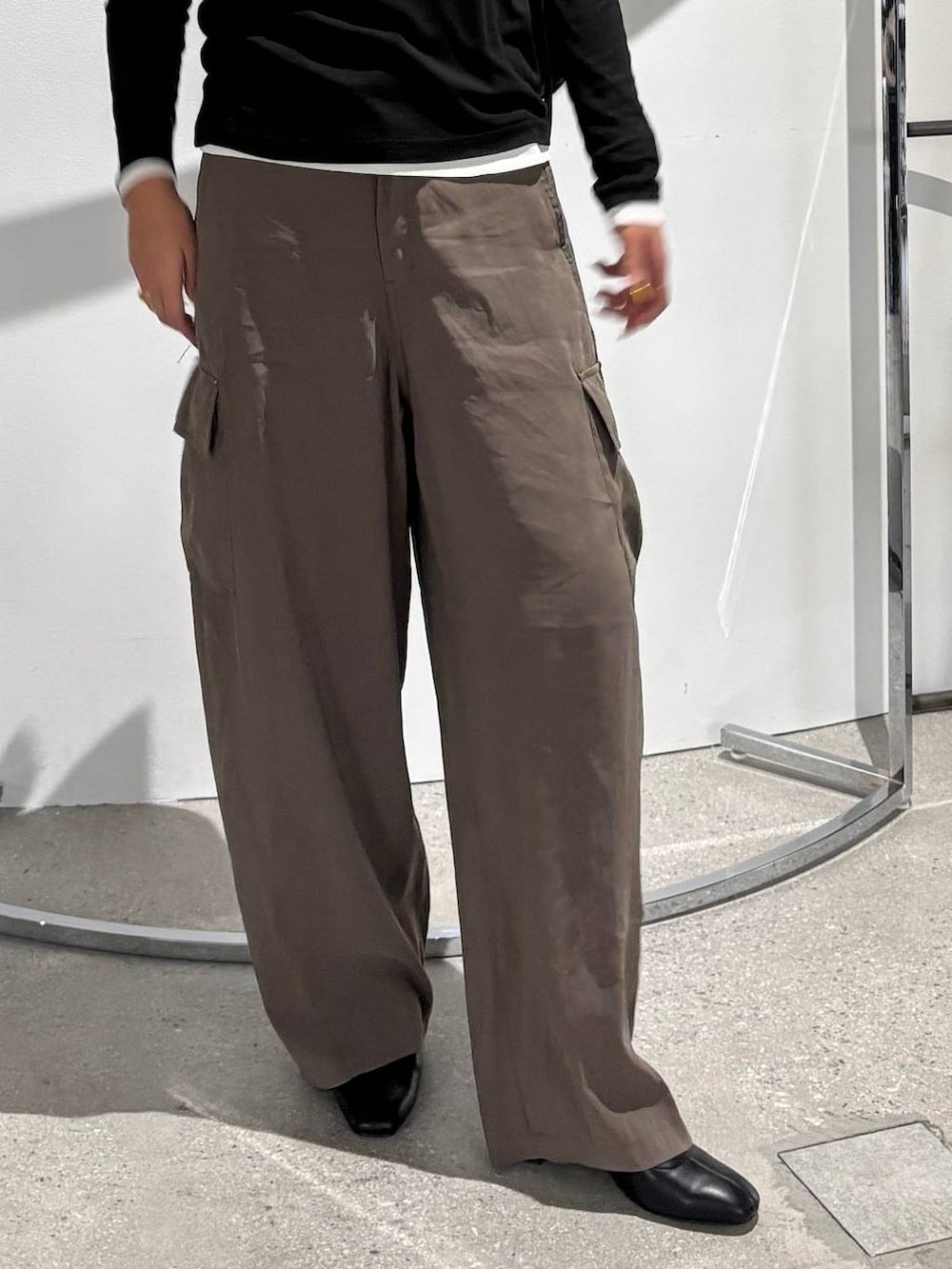 グリーン系のその他パンツ、ホワイト系のTシャツ/カットソー、ブラック系のTシャツ/カットソーを着用したレディースの秋コーディネートの5枚目の写真