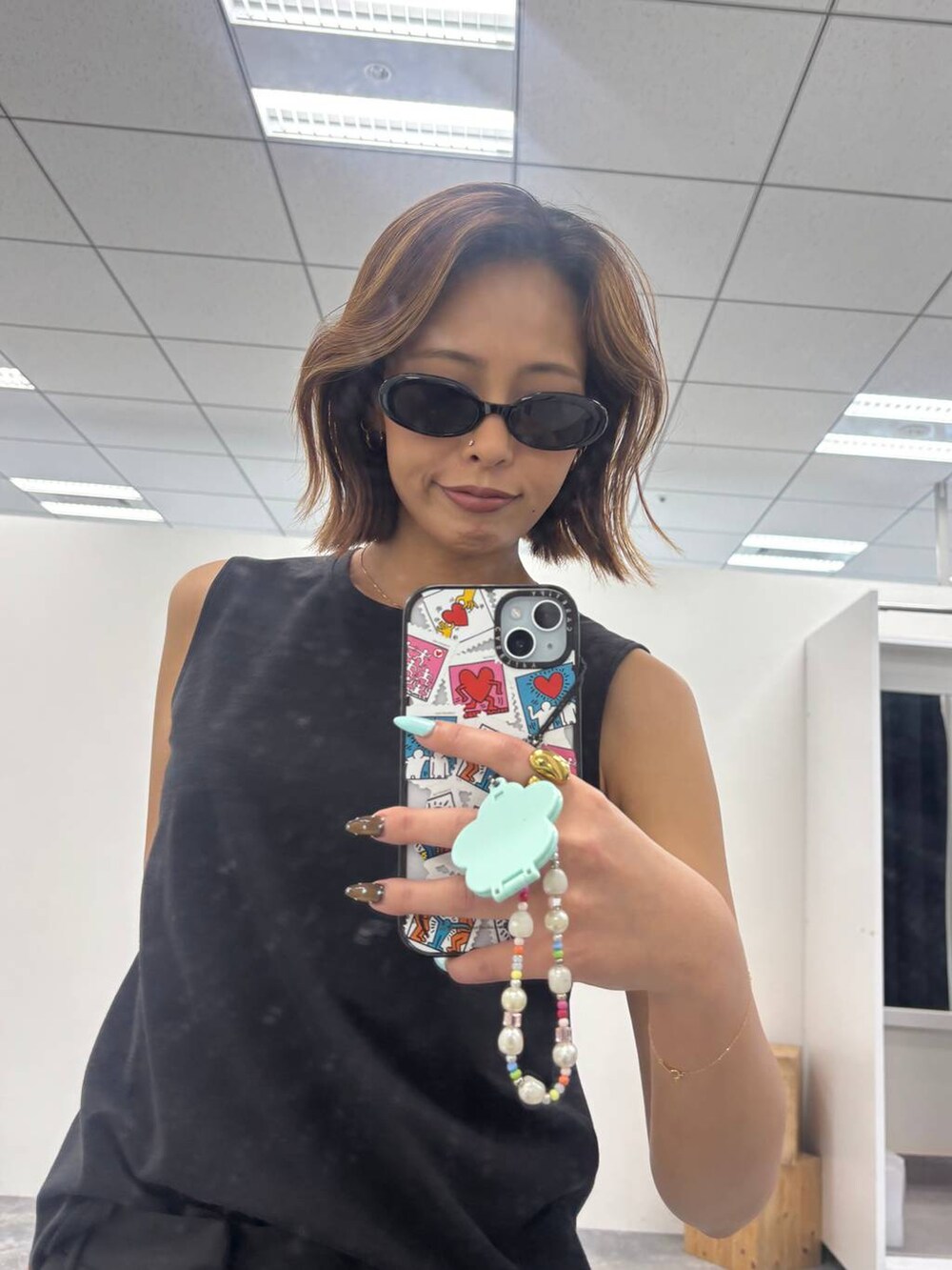 ブラック系のその他パンツ、ブラック系のTシャツ/カットソーを着用したレディースの夏コーディネートの3枚目の写真