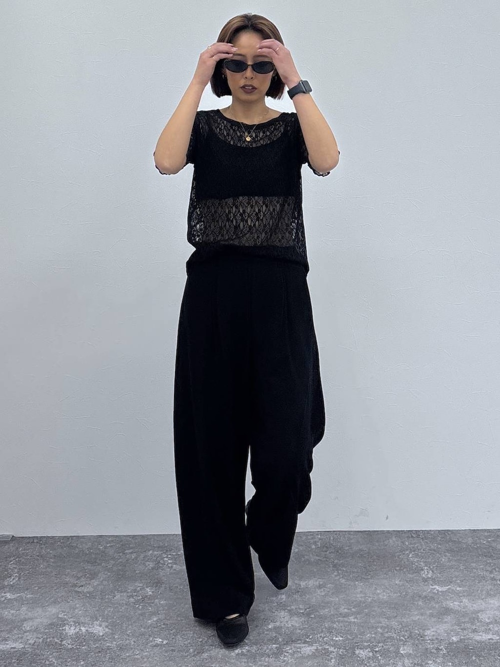 ブラック系のTシャツ/カットソー、ブラック系のパンプス、ゴールド系のネックレスを着用したレディースの春コーディネートの5枚目の写真