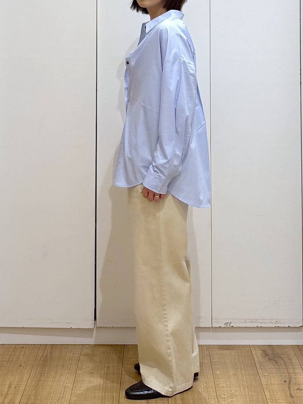 ブラック系のローファー、ブルー系のシャツ/ブラウス、ホワイト系のTシャツ/カットソーを着用したレディースの冬コーディネートの6枚目の写真