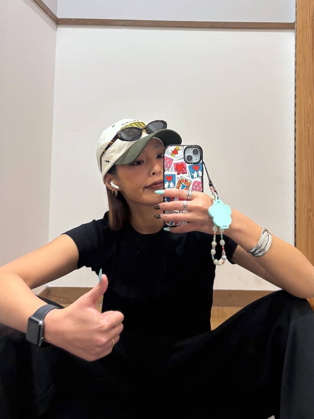 ブラック系のTシャツ/カットソー、ブラック系のその他パンツを着用したレディースの春コーディネートの3枚目の写真