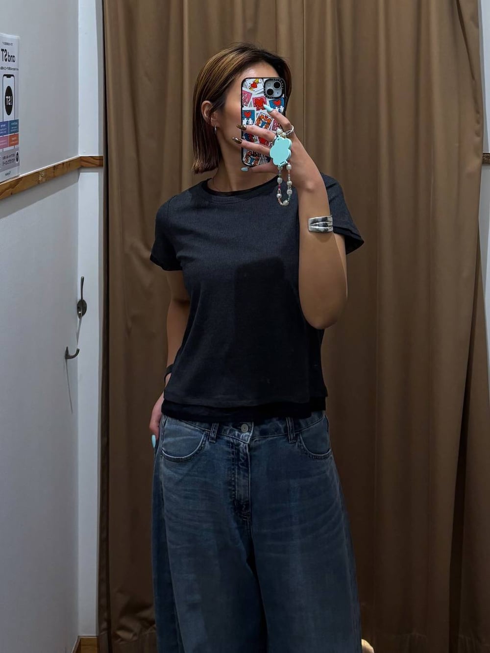ブルー系のデニムパンツ、グレー系のTシャツ/カットソーを着用したレディースの春コーディネートの3枚目の写真