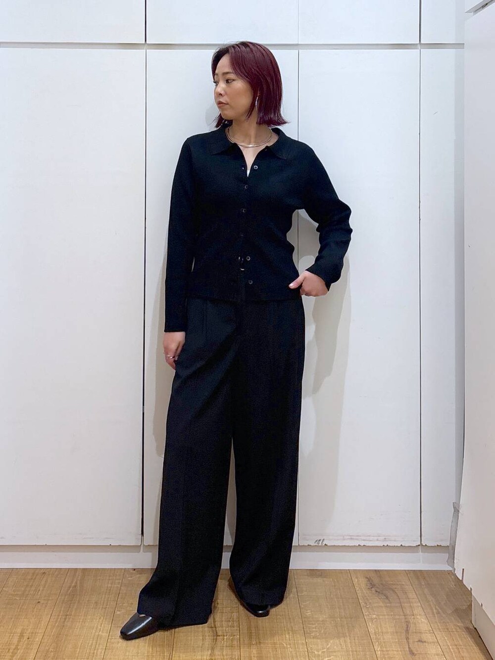 ブラック系のその他パンツ、ブラック系のカーディガン/ボレロ、ブラック系のパンプスを着用したレディースの春コーディネートの4枚目の写真
