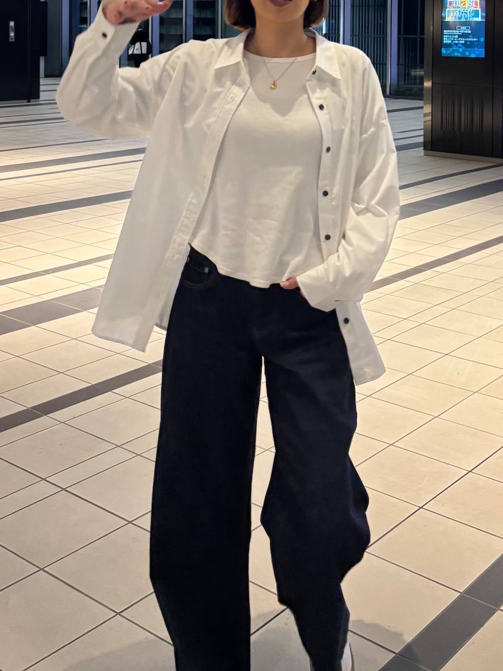 ホワイト系のシャツ/ブラウスを着用したレディースの春コーディネートの4枚目の写真