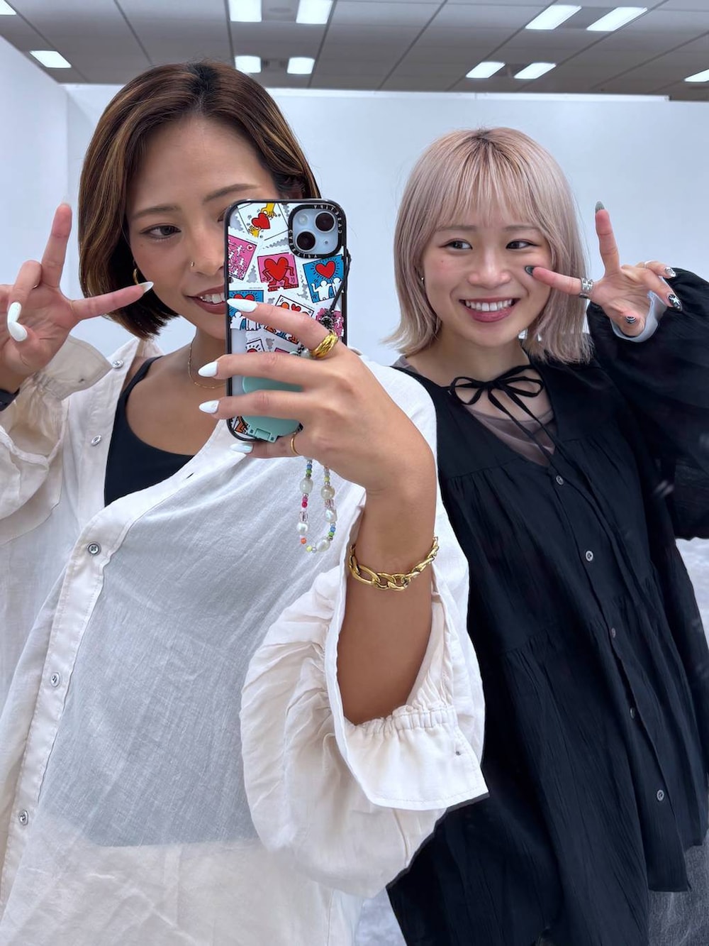 ブラック系のキャミソールを着用したレディースの夏コーディネートの4枚目の写真