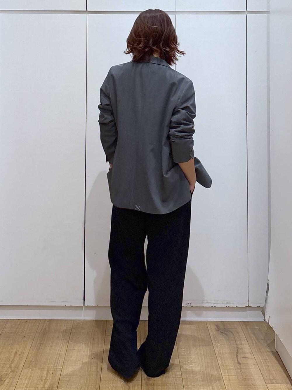 グレー系のテーラードジャケット、ブラック系のその他パンツ、ホワイト系のTシャツ/カットソーを着用したレディースの春コーディネートの6枚目の写真