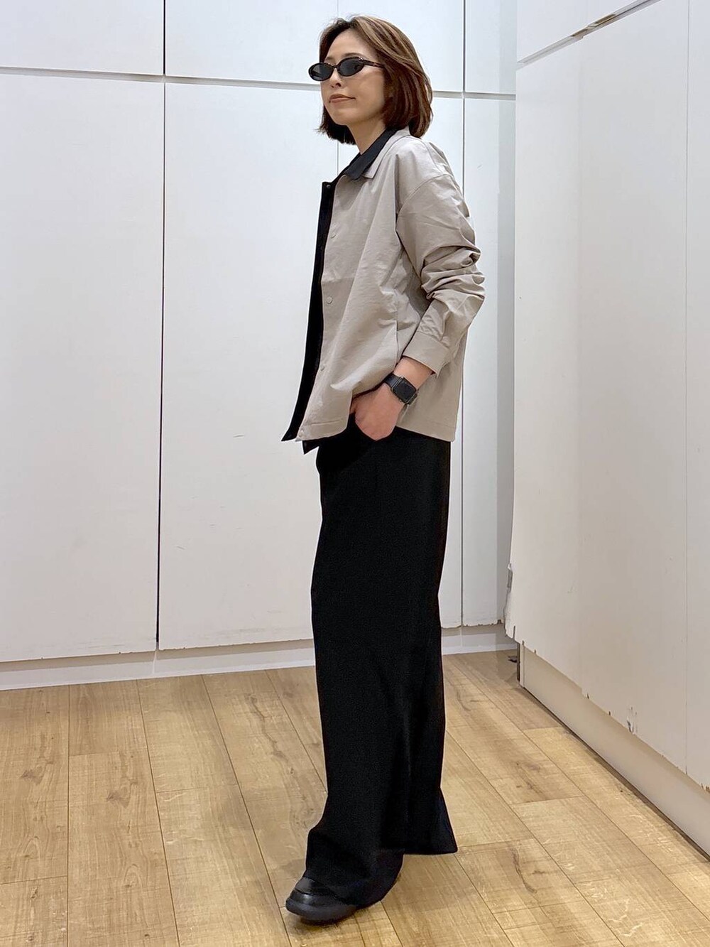 ブラック系のその他パンツ、ブラック系のブルゾン、ベージュ系のブルゾンを着用したレディースの春コーディネートの4枚目の写真