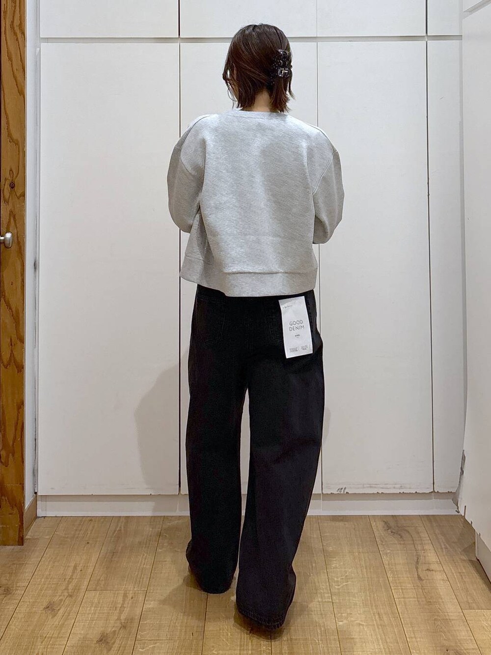 その他のパンプス、ブラック系のデニムパンツ、ブラック系のニット/セーターを着用したレディースの春コーディネートの5枚目の写真
