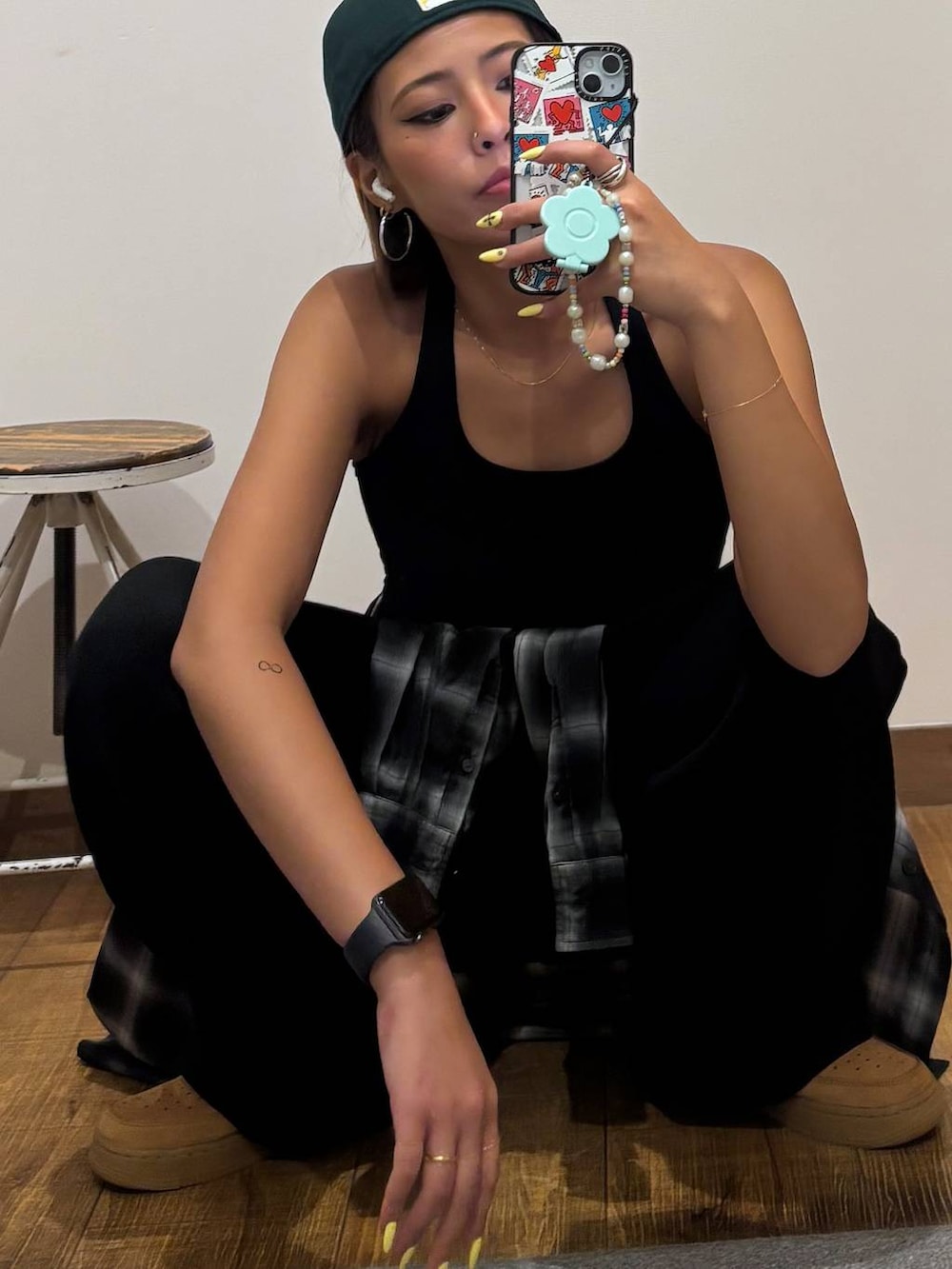 ブラック系のその他パンツを着用したレディースの夏コーディネートの6枚目の写真