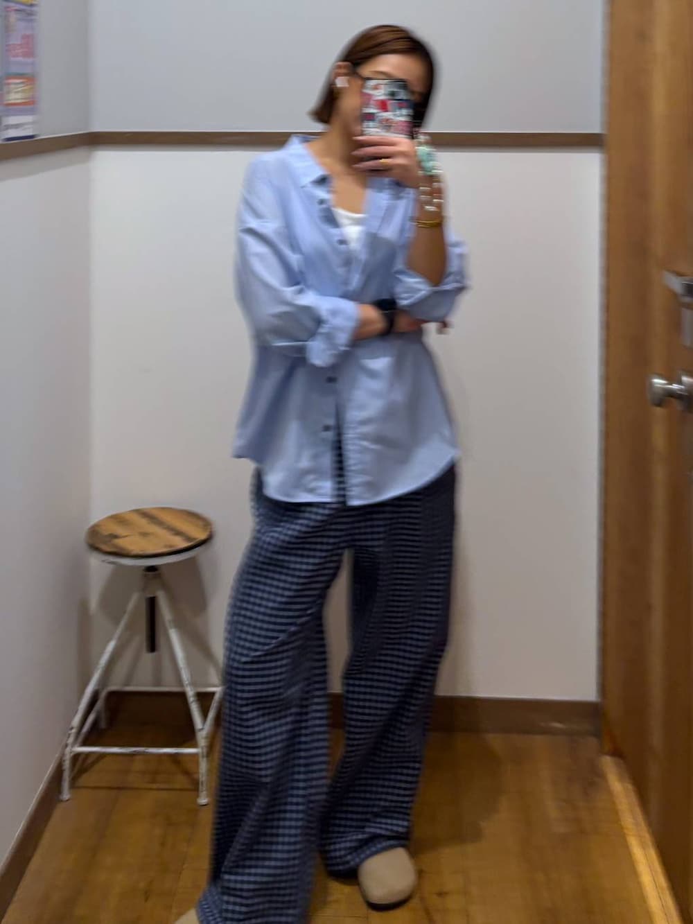 ブルー系のシャツ/ブラウス、ホワイト系のキャミソールを着用したレディースの春コーディネートの4枚目の写真