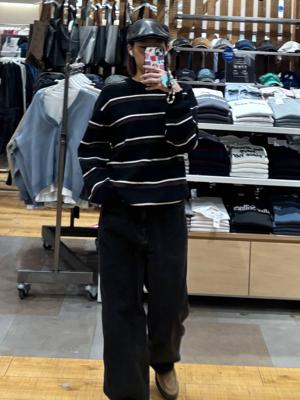 ブラック系のデニムパンツ、ベージュ系のローファーを着用したレディースの冬コーディネートの3枚目の写真