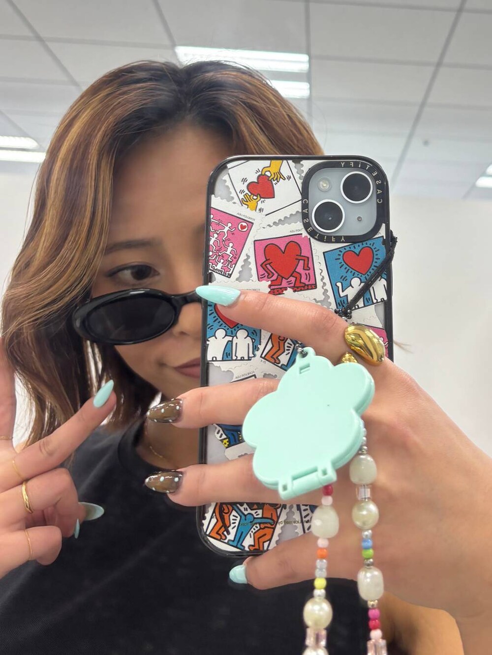 ブラック系のその他パンツ、ブラック系のTシャツ/カットソーを着用したレディースの夏コーディネートの5枚目の写真